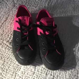 Women’s converse black/hot pink